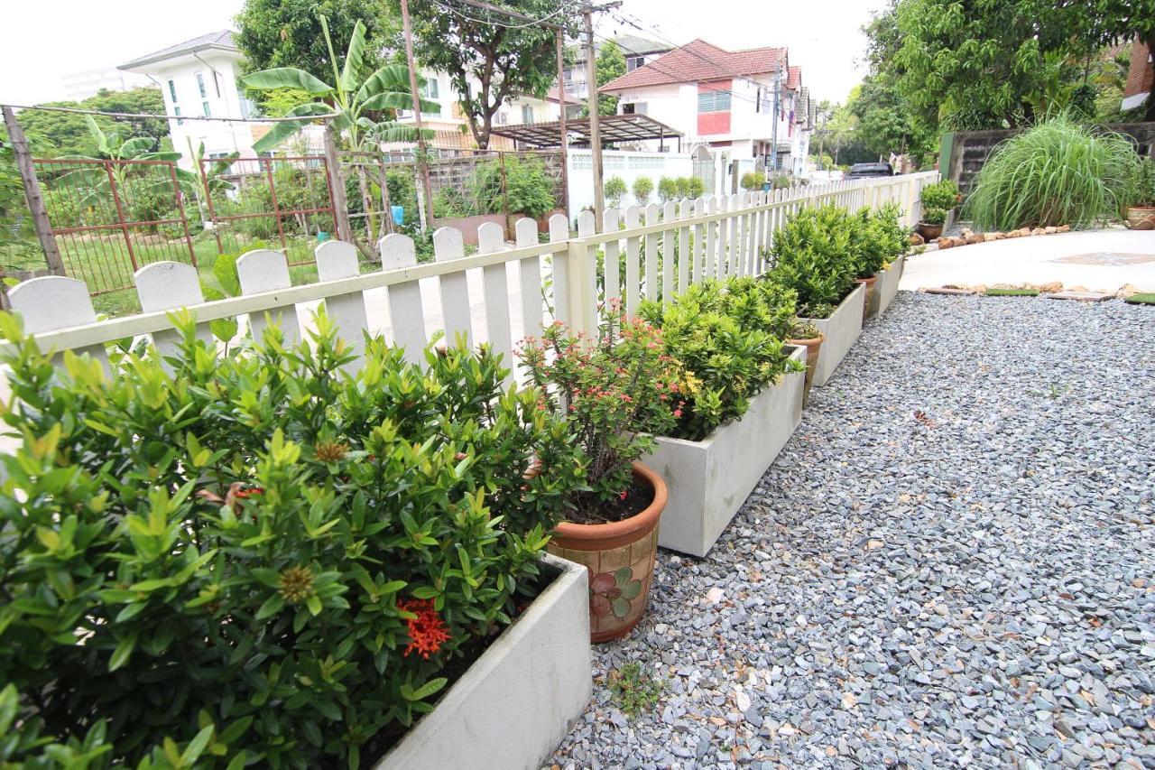 Bann In Suan Lägenhet Bangkok Exteriör bild